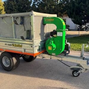 Önálló motoros lombfelszívó egytengelyes utánfutó traktor vontatással