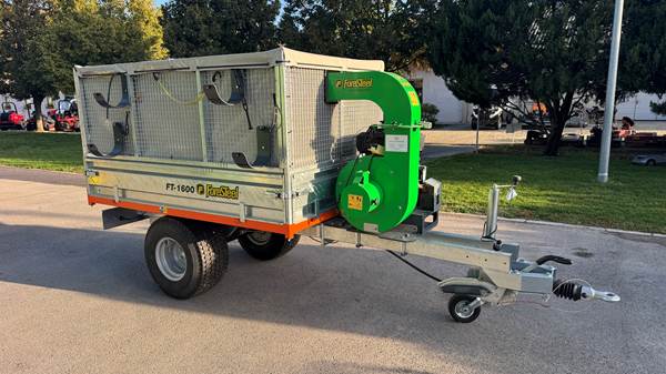Önálló motoros lombfelszívó egytengelyes utánfutó traktor vontatással